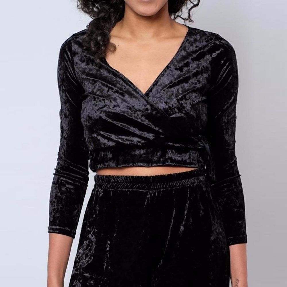 Everly Velvet Side Tie Top Black M NWT